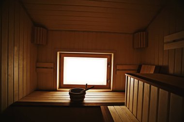 Sauna, ahşap iç banyolar, Ahşap banklar ve sauna, spa karmaşık Otelde şezlong aksesuarlar
