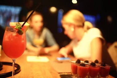 Restoran iç / hizmet eden ve ayrıntılar bulanık bokeh arka plan, kavramı karşılayan, Restoran modern arka plan bulanık