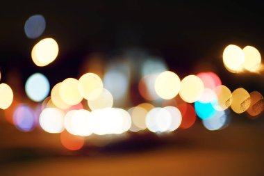 gece otoyolda trafik bulanık görünüm