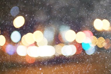 şehir ışıkları ve kar, bulanık cityscape, karlı kış hava Mevsimlik arka plan