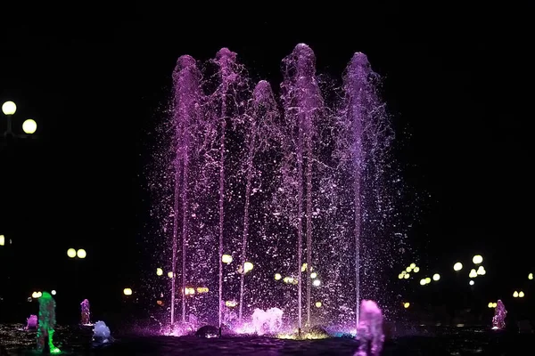 喷泉中的彩色水射流 城市夜景照明 — 图库照片