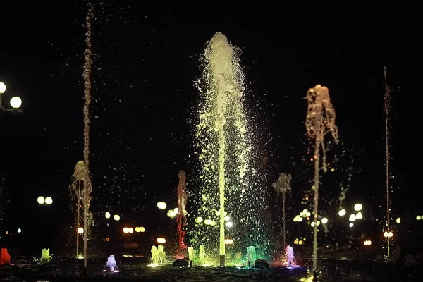 喷泉中的彩色水射流 城市夜景照明 — 图库照片