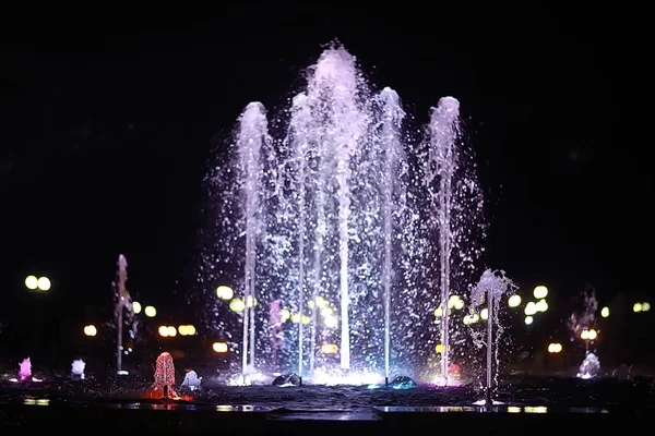 Jetler Renkli Bir Çeşme Şehrin Gece Aydınlatma — Stok fotoğraf