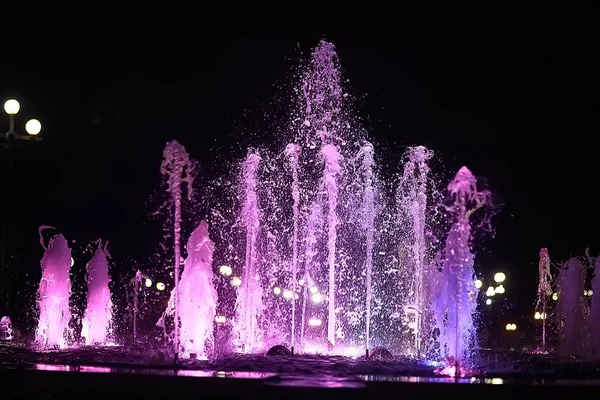 Getti Acqua Colorata Una Fontana Illuminazione Notturna Città — Foto Stock