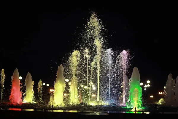 Chorros Agua Colores Una Fuente Iluminación Nocturna Ciudad —  Fotos de Stock