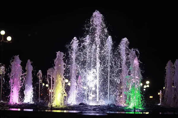 Dysze Kolorowych Woda Fontannie Oświetlenie Nocne Mieście — Zdjęcie stockowe