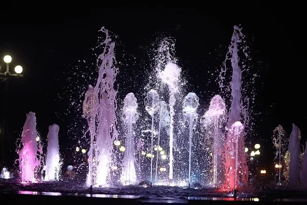 Farbige Wasserstrahlen Einem Springbrunnen Nächtliche Beleuchtung Der Stadt — Stockfoto