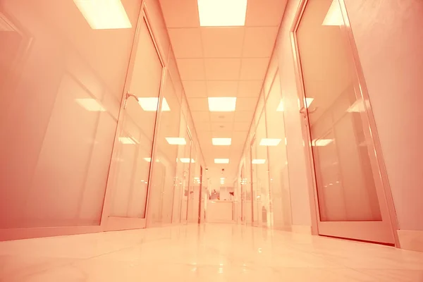 Tür Glas Kunststoffkorridor Neues Bürogebäude Bürovermietung Leicht Verschwommener Flurhintergrund — Stockfoto