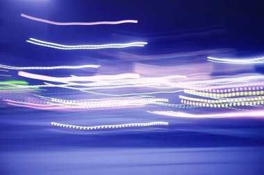 farlar, bulanık gece şehir arka plan parlayan izleri 