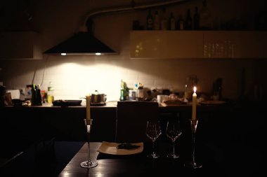 Romantik yemek masası ayarı mumlar ile 