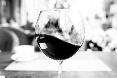 siyah ve beyaz şarap kadehi / kavram alkol, cam bardak şarapla, poster için iç güzel