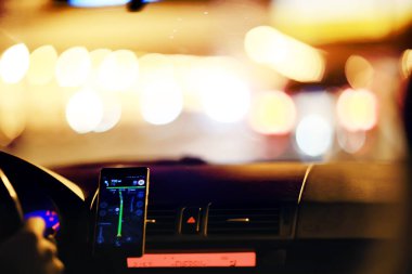 gece otoyolda trafik bulanık görünüm