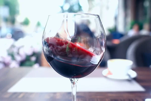 红酒玻璃在餐厅的内部供应 浪漫晚餐 一张桌上配有一杯葡萄酒 — 图库照片