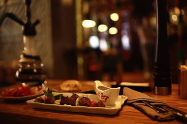 Restoran, çatal ve bıçak / bıçak ve çatal bir kafede masada Restoran Servis bir tabloyla iç görünümünü