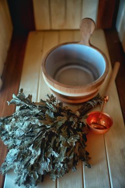 Sauna aksesuarları. Spa kavramı, sauna rahatlama, sıcak sauna aksesuarları, buhar, kova, ısı