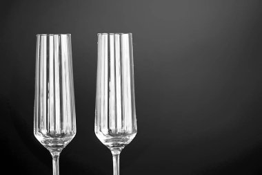 siyah ve beyaz şarap kadehi / kavram alkol, cam bardak şarapla, poster için iç güzel