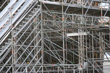 Metal Prefabrik yapılar, arka plan metal kiriş ve borular geçici yapıların inşaat prefabrik endüstriyel yapılarda
