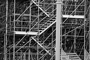 Metal Prefabrik yapılar, arka plan metal kiriş ve borular geçici yapıların inşaat prefabrik endüstriyel yapılarda