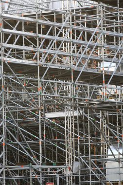 Metal Prefabrik yapılar, arka plan metal kiriş ve borular geçici yapıların inşaat prefabrik endüstriyel yapılarda
