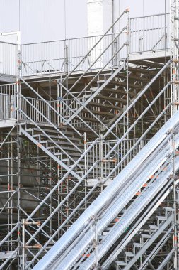 Metal Prefabrik yapılar, arka plan metal kiriş ve borular geçici yapıların inşaat prefabrik endüstriyel yapılarda