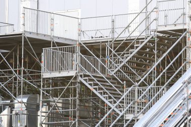 Metal Prefabrik yapılar, arka plan metal kiriş ve borular geçici yapıların inşaat prefabrik endüstriyel yapılarda