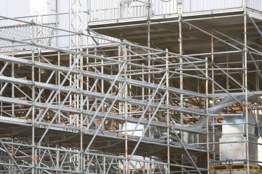 Metal Prefabrik yapılar, arka plan metal kiriş ve borular geçici yapıların inşaat prefabrik endüstriyel yapılarda