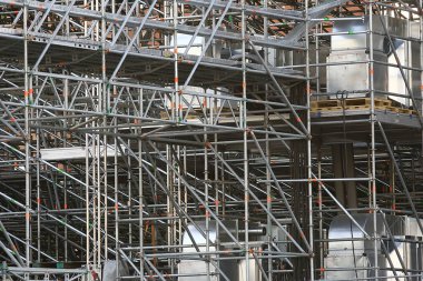 Metal Prefabrik yapılar, arka plan metal kiriş ve borular geçici yapıların inşaat prefabrik endüstriyel yapılarda