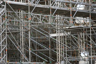 Metal Prefabrik yapılar, arka plan metal kiriş ve borular geçici yapıların inşaat prefabrik endüstriyel yapılarda