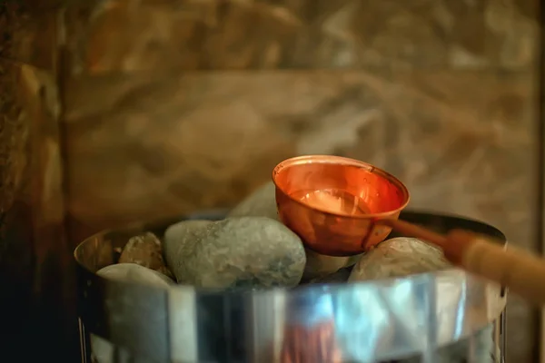 热石头为给水 蒸汽在石头在桑拿浴 温泉概念 — 图库照片