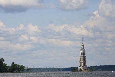 Kalyazin kilise / panoramik görüntülemek Ortodoks Kilisesi adada, Rus manzara