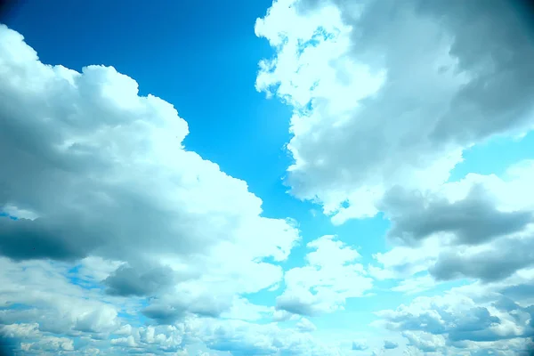Σύννεφα Στον Καταγάλανο Ουρανό Έννοια Του Καθαρότητα Και Φρεσκάδα Της — Φωτογραφία Αρχείου