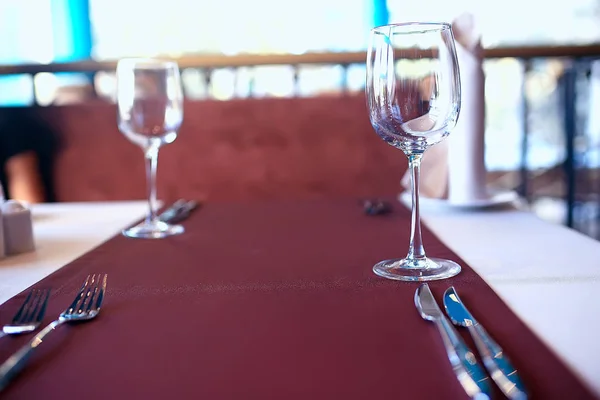 Lege Wijn Restaurant Interieur Portie Brillen Prachtig Gediend Glas Wijn — Stockfoto