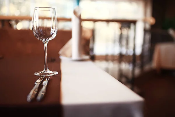 Lege Wijn Restaurant Interieur Portie Brillen Prachtig Gediend Glas Wijn — Stockfoto