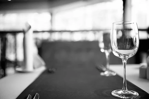 Copo Vinho Preto Branco Álcool Conceito Copos Vidro Com Vinho — Fotografia de Stock