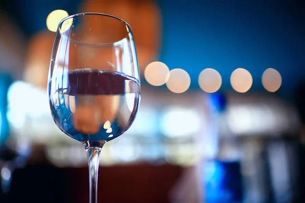 Glas Weißwein Auf Dem Tisch Restaurant — Stockfoto