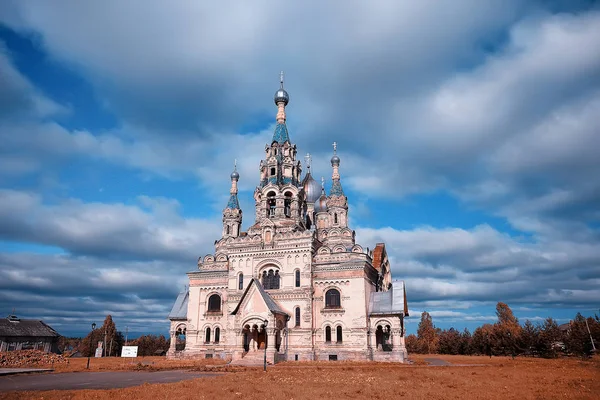 Iglesia Campo Paisaje Verano Rusia —  Fotos de Stock
