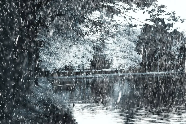 秋天雨和城市建筑学 10月背景以雨滴在城市 — 图库照片