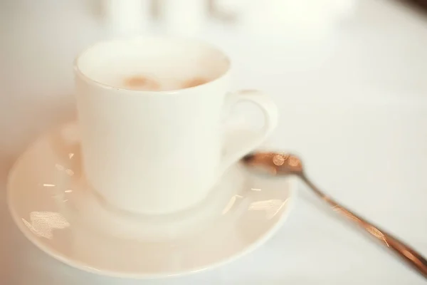 一杯咖啡 早餐在现代室内的咖啡厅 欧式早餐 — 图库照片