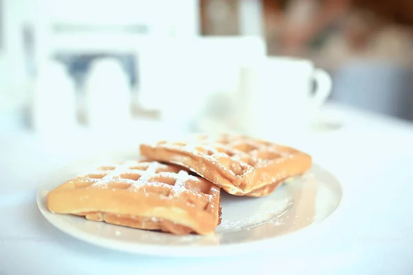 ウィーンはカフェのおいしい新鮮なデザート 朝食にワッフルします — ストック写真