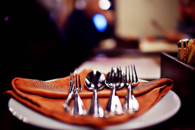 Restoran, çatal ve bıçak / bıçak ve çatal bir kafede masada Restoran Servis bir tabloyla iç görünümünü