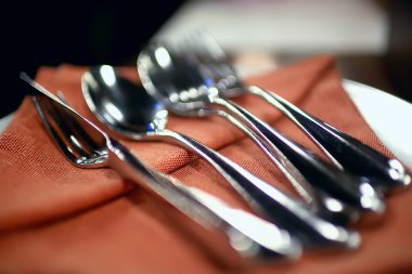 Restoran, çatal ve bıçak / bıçak ve çatal bir kafede masada Restoran Servis bir tabloyla iç görünümünü