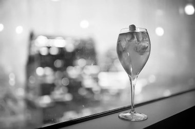 siyah ve beyaz şarap kadehi / kavram alkol, cam bardak şarapla, poster için iç güzel
