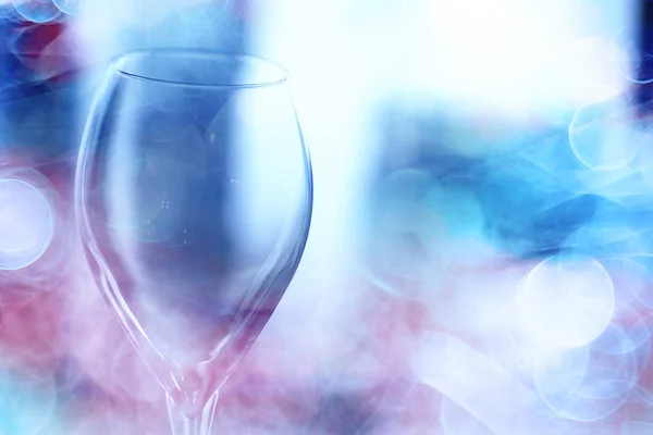 Ποτήρι Κρασιού Καθαρό Νερό Μπλε Φόντο — Φωτογραφία Αρχείου