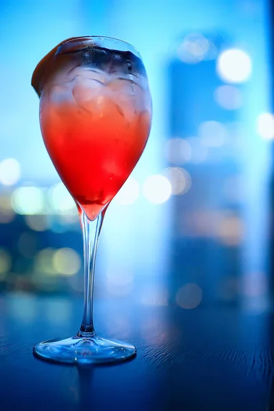 Cocktail Dans Restaurant Moderne Verre Avec Cocktail Lumineux Dans Intérieur — Photo