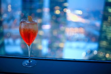 modern bir restoranda kokteyl / cam şık iç hizmet veren restoranda, parlak bir kokteylle gece kulübü
