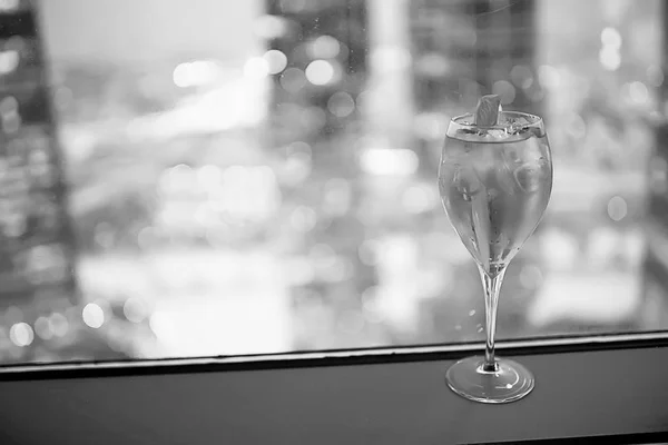 Bicchiere Vino Bianco Nero Concetto Alcol Bicchieri Vetro Con Vino — Foto Stock