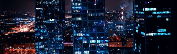 夜間照明付きの近代的な都市建築 — ストック写真