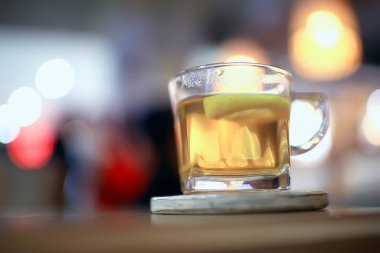 kafede masada yeşil çay 