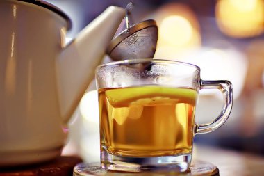 Beş çayı ile İngilizce çay Cafe, fincan ve su ısıtıcısı