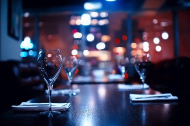 gece kulübü çatı katında bir gökdelen, tablo ayarı ile gözlük ve gece ışıkları, gece kulübü iç